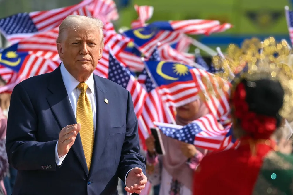 USAs president forlot den malaysiske hovedstaden mandag morgen til Japan, hvor han skal møte landets nye statsminister.