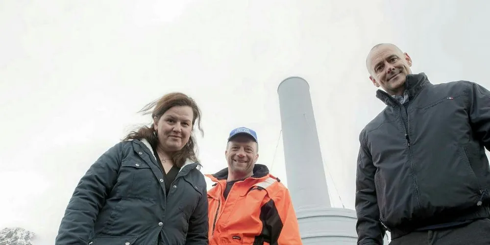 Saga Fisk har fått på plass et renseanlegg som bedrer luktforholdene ved tørkeriet i Svolvær. Fra venstre: Nora Margrete Falch, Erling Santi Falch og Knut Wiik fra Purenviro, som har levert anlegget.Foto: Aidem
