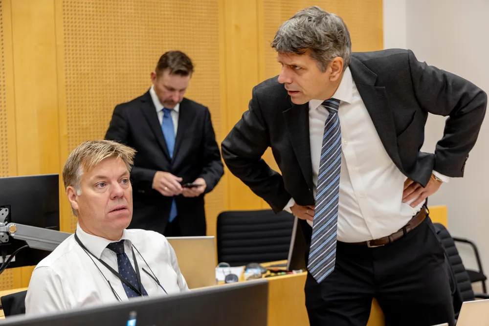 Statsadvokat Joakim Ziesler Berge (til høyre) og førsteadvokat Geir Kavlie (til venstre) mener alle de tre tiltalte skal dømmes til strenge fengselsstraffer i kryptobedragerisaken.