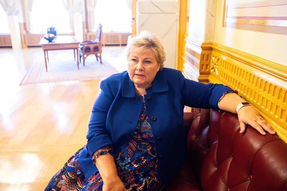På verdensbasis er Erna Solberg med sine ni strake perioder som stortingsrepresentant en ganske ensom svale blant politiske ringrever.