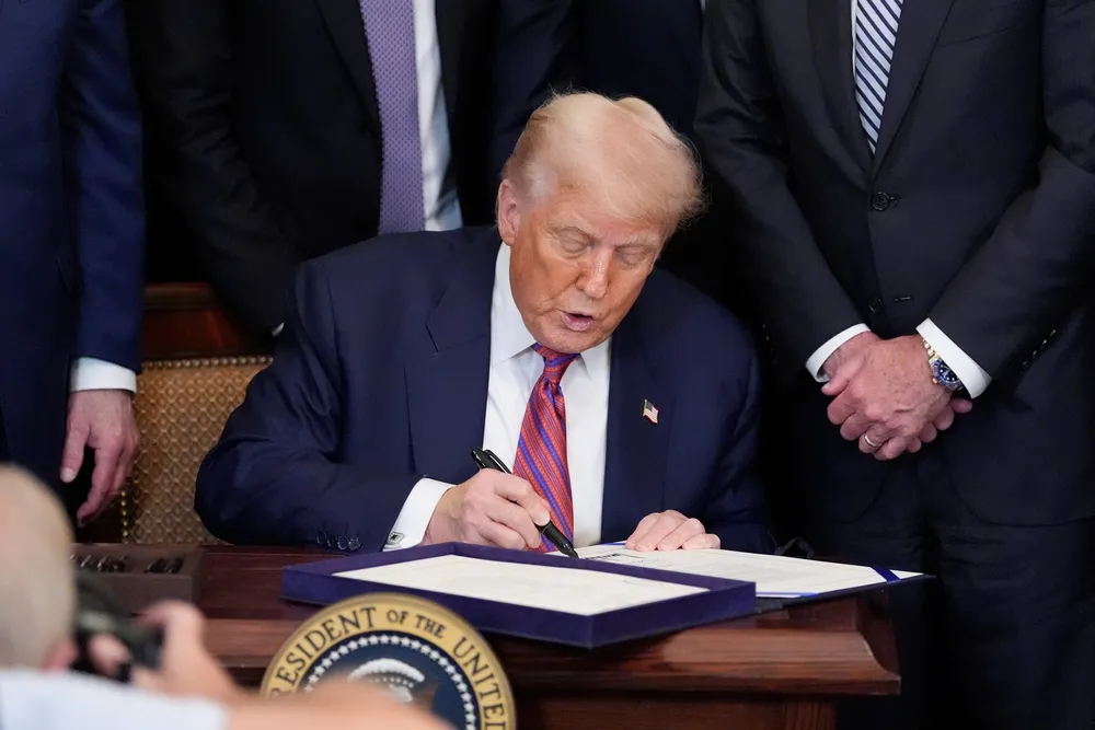 President Donald Trump går til søksmål etter Wall Street Journal-artikkelen.