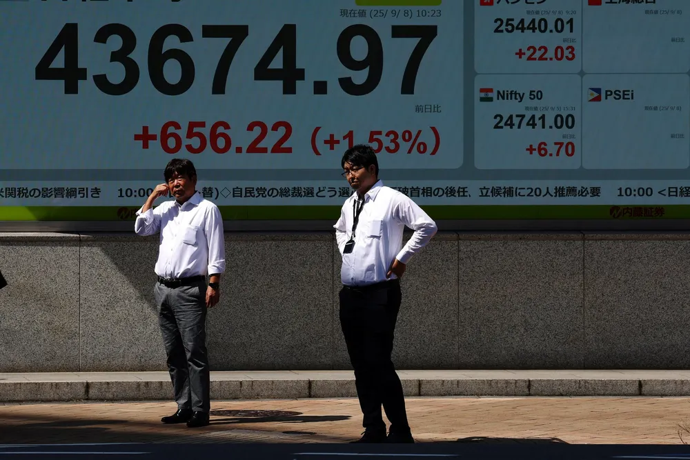 Det er en bred oppgang ved Tokyo-børsen. Nikkei-indeksen ligger like under en historisk topp og den brede Topix-indeksen har satt en ny rekord. Dette kommer etter oppjusterte vekststatistikker for andre kvartal og kommende statsministerskifte.