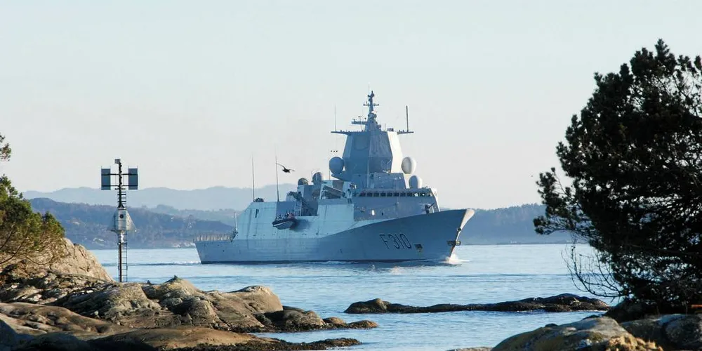 STØY: KNM «Fridjof Nansen» i Korsfjorden utenfor Bergen. Norske fregatter bruker lavfrekvente sonarer blant annet til å lete etter ubåter.