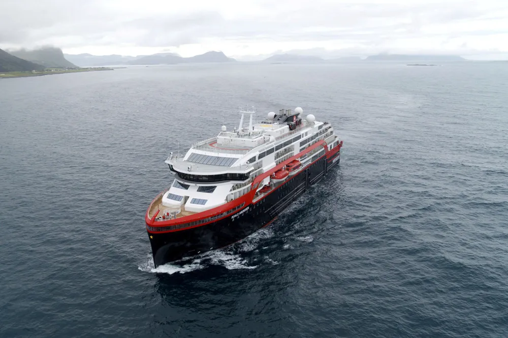 Hurtigruten har slitt tungt gjennom halvannet år med pandemi, og legger frem et nytt underskudd. Her er ekspedisjonsskipet MS «Roald Amundsen» på ytre Sunnmøre.