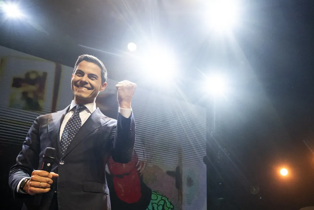 Rob Jetten, Vorsitzender der D66 (Demokraten 66), reagiert auf der Bühne auf die Bekanntgabe der Prognose der niederländischen Parlamentswahl.