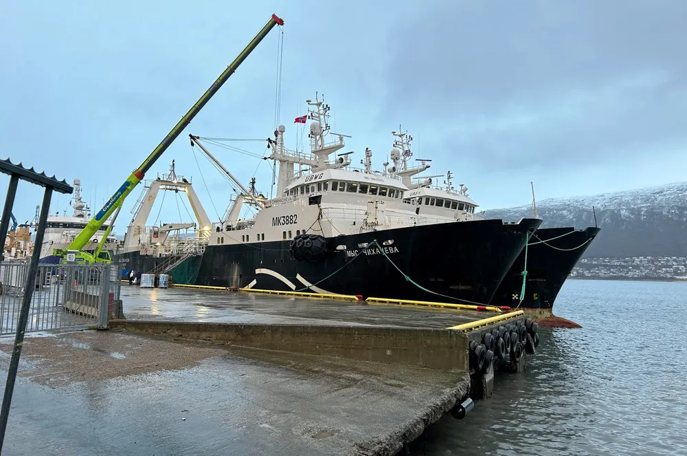 En russiske trålere i Tromsø november 2022. Unge Høyre mener det vil være strategisk feil å stenge russerne ute fra havnene i Norge.