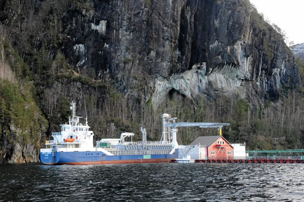 Fiskefôr er en stor industri. Her leverer et fartøy fôr til en lokalitet i Hardangerfjorden.
