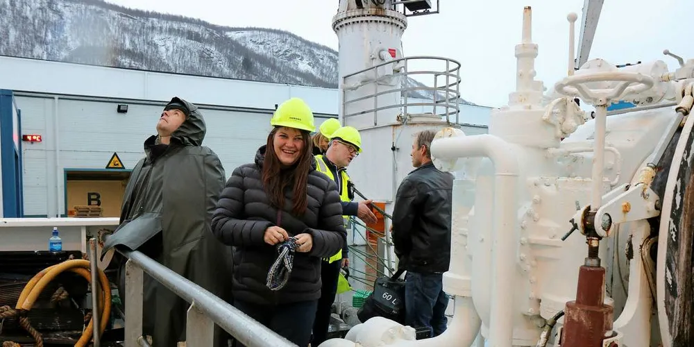 SATTE SJØBEIN: Aps fiskeripolitiske talskvinne, Cecilie Myrseth, ankommer tråleren «Hermes».Foto: Jørn Mikael Hagen