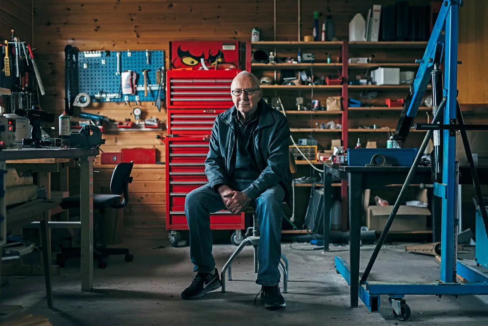 Ole Molaug (86) hjemme i «poddebua» over garasjen hjemme. Her skulle han bli pensjonist, men det varte bare i 14 dager.