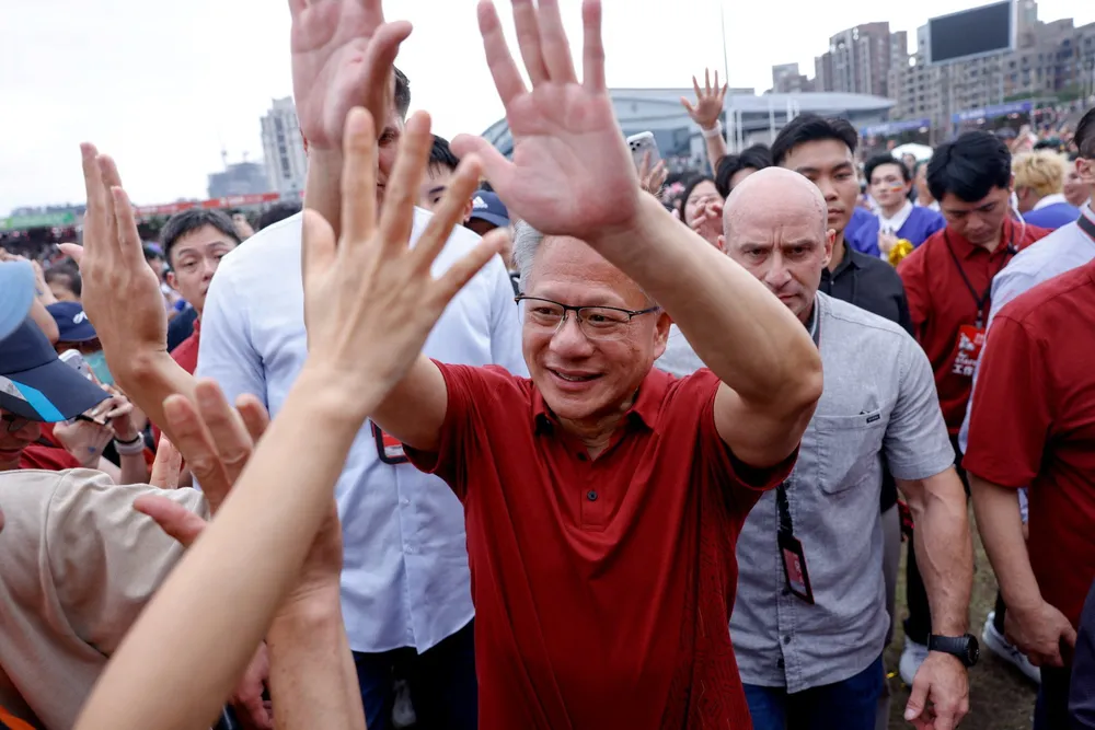Nvidias konsernsjef Jensen Huang mottas som en rockestjerne. Her fra et besøk til Taiwan i forrige uke, hvor kontraktsprodusenten TSMC avholdt sin årlige sportsdag i Hsinchu