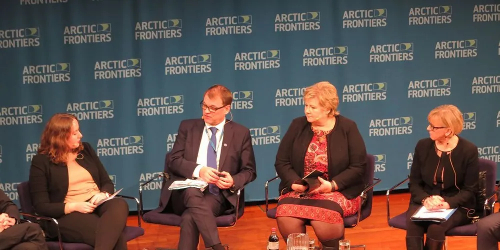 Statsminister Erna Solberg ble utfordret fra leder Ingrid Skjoldvær (t.v.) i Natur og ungdom på å ta endringene i Arktis mer på alvor og sørge for at de unge har en fremtid å gå til. I panelet Finnlands statsminister Juna Sipilä og Sveriges utenriksminister Margot Wahlstrøm. Foto: Nils Torsvik