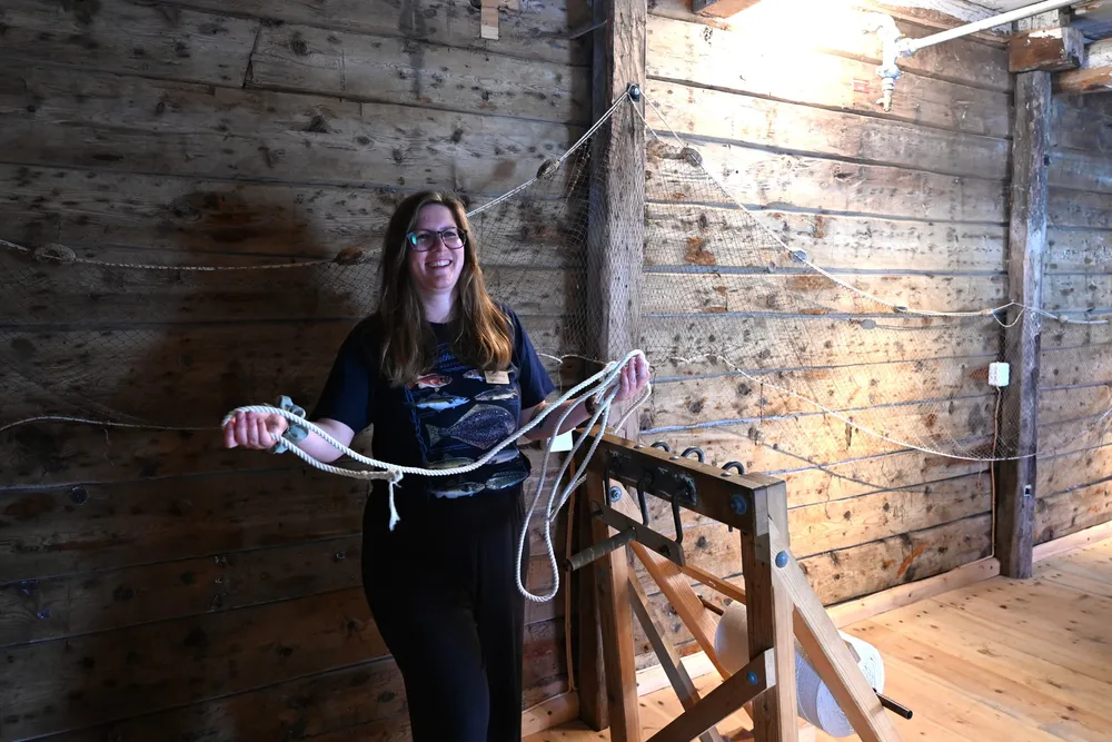 Marina Gaiser viser fram museets repslagningsmaskin, som brukes til å lage tau på gamlemåten.