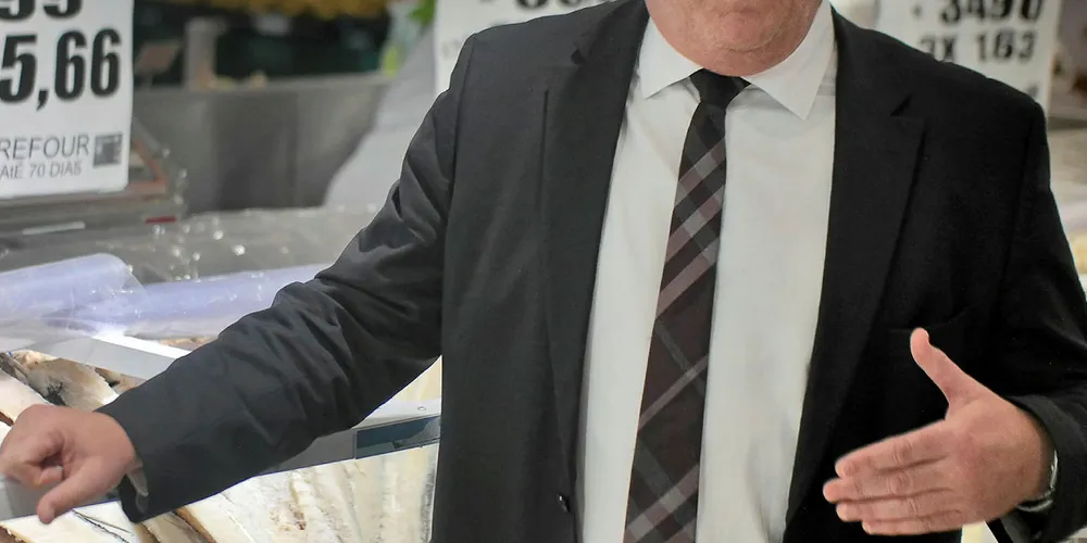 BRASIL: Fiskeriminister Harald T. Nesvik snakker varmt om norsk klippfisk i møte med kunder på Carrefour markedet i Rio, Brasil.