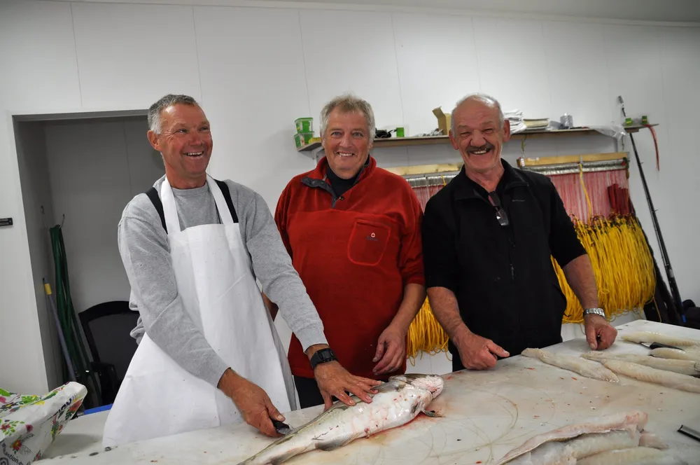 Hehk De Hey, Eddy Eerens og Guido Penders setter pris på god fisk og kommer til Nord-Norge utelukket for rekreasjon – ikke for å fylle fryserne hjemme. Nå strammer myndighetene inn reglene for turistfiskerne, men det er ikke godt nok, mener Fiskeribladet.