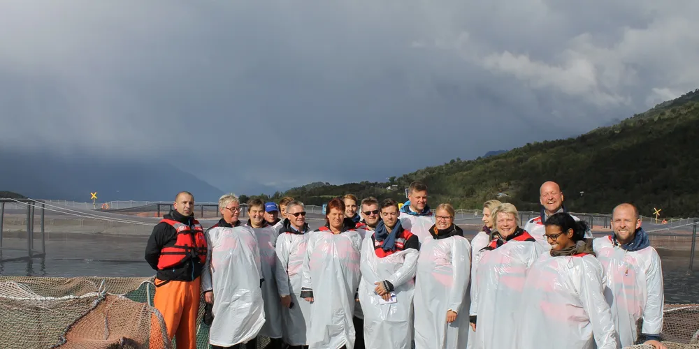 Svenske parlamentarikere på studietur -- her på et anlegg som tilhører Salmones Austral. (Foto: Salmon Chile)