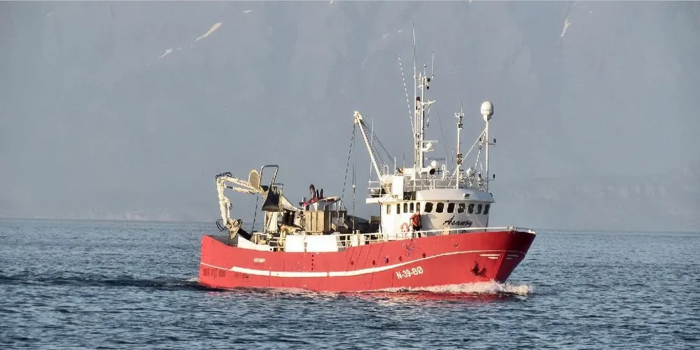 NY GRENSE: Får Fjordfiskenemnda gjennomslag for sitt forslag, blir en båt som «Åsanøy» med sine 28 meter blant de største som kan fiske innenfor fjordlinjer som har unntak fra femtenmetersgrensa. Foto: Jon Eirik Olsen.