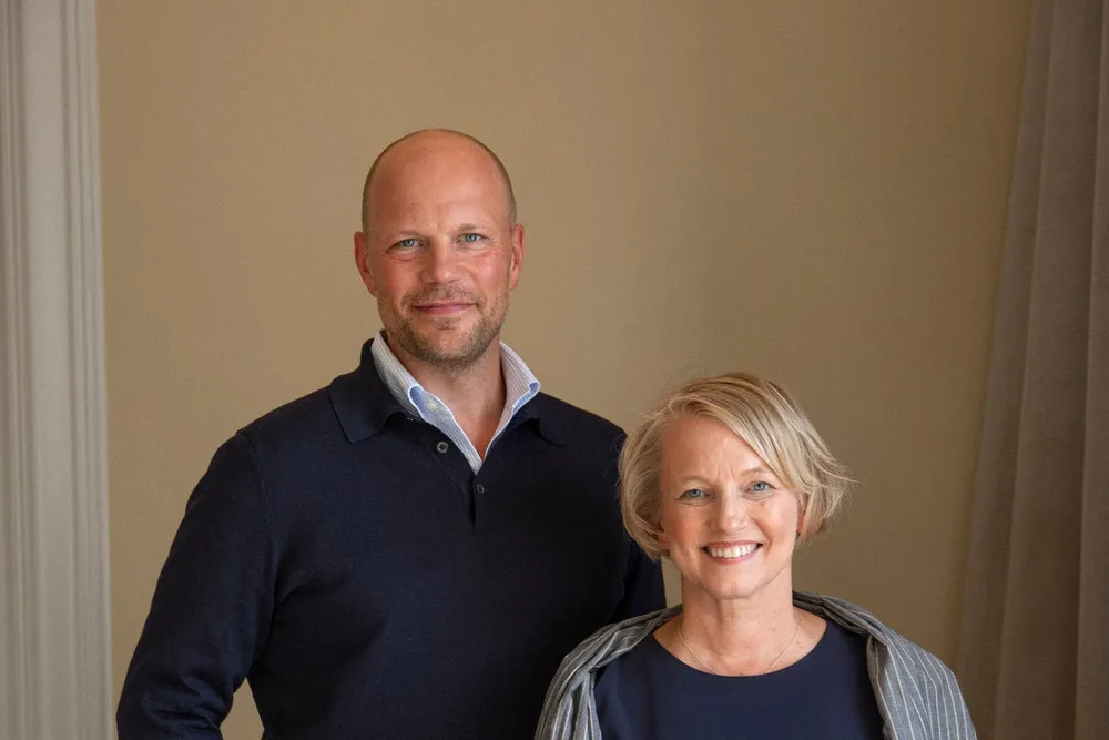 Det nordiske oppkjøpsfondet Axcel, grunnlagt i Danmark, står bak det nye svenske firmaet AGRD Partners, en fusjon av seks svenske advokatfirmaer. Styreleder i det nye svenske selskapet, Maria-Pia Hope, er tidligere toppsjef i det svenske advokatfirmaet Vinge. Til venstre Partner Björn Larsson, partner i Axcel.