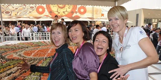 Det var den gang, i 2010. Representanter for Norges sjømatråd feiret verdens største sushi-mosaikk under Verdensutstillingen i Shanghai. Forventningene til laksevekst i Kina var skyhøye. (Foto: Bent-Are Jensen)