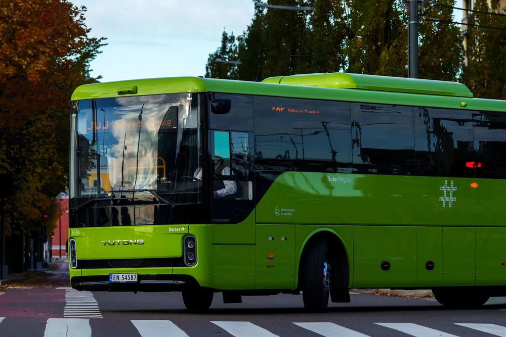 En av de mange rutebussene fra kinesiske Yutong som kjører rundt i Oslo. Kollektivselskapet Ruter har funnet ut at de kinesiske Yutong-bussene kan stoppes fra Kina.