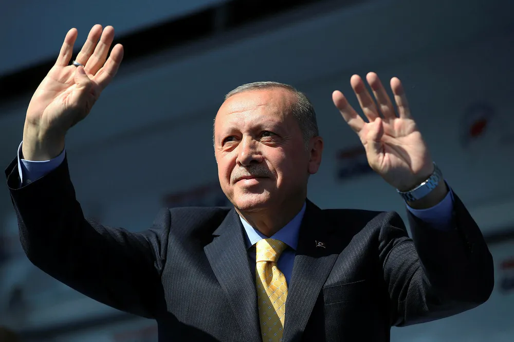 På folkemøter med titusener har Tyrkias president Recep Tayyip Erdogan vist gjerningsmannens klipp fra moskeangrepene mens Facebook og Twitter gjør alt for å hindre spredning av disse bildene, og New Zealand har lagt ned forbud mot visning, skriver artikkelforfatteren.