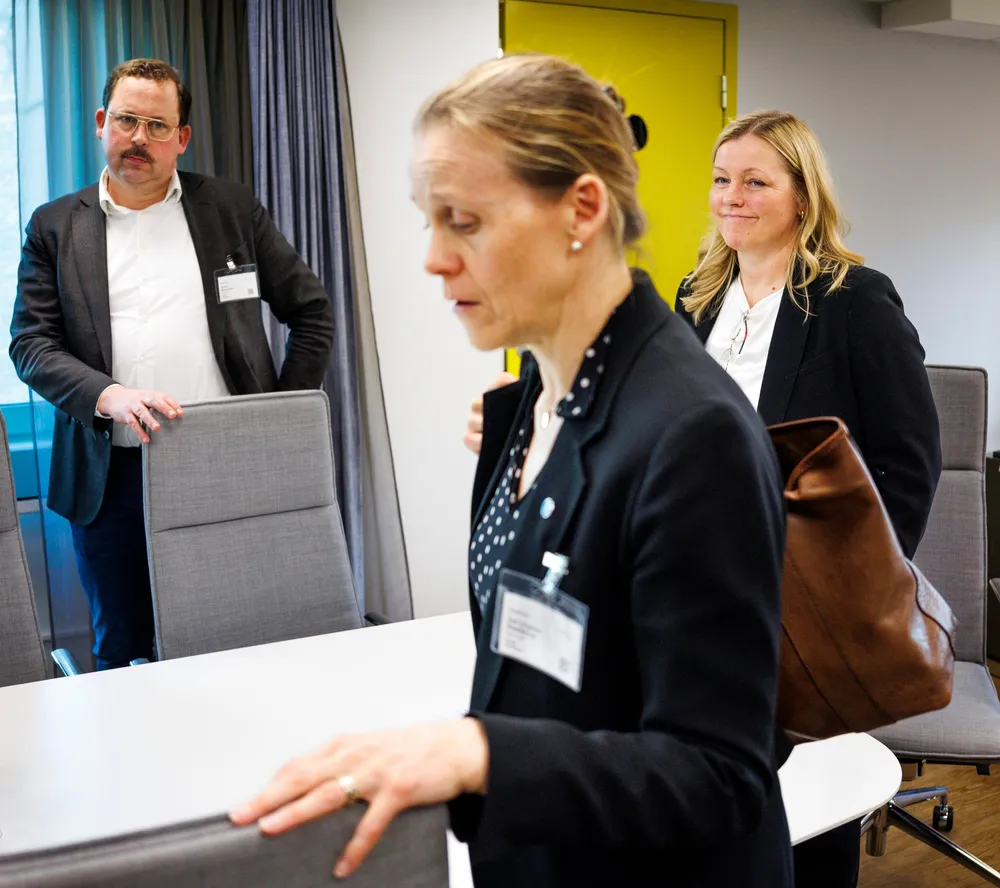 – Vi ser et stort misbruk av særlig uavhengig stilling, hvor de ikke har rett på betalt overtid, uttalte Akademikerne-leder Lise Lyngsnes Randeberg (foran) i møte med arbeidsminister Kjersti Stenseng (Ap) og Sverre Bromander, president i Juristforbundet.