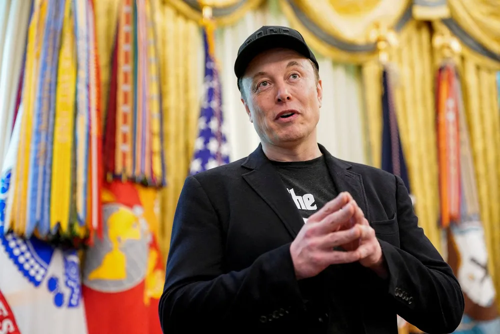 Elon Musk avbildet i Det hvite hus tidligere i år. Musk mener han skal ta Tesla inn i en ny fase, og at selskapet «kommer til å grunnleggende forandre verden».