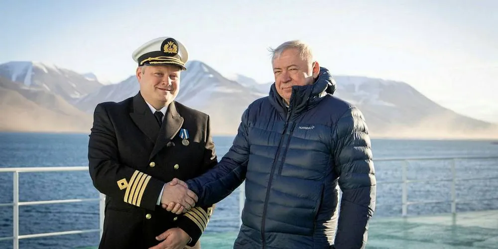 FEKK MEDALJE: Her takkar den russiske generalkonsulen på Spitsbergen, Vjatsjeslav Nikolajev, kaptein Svein-Roger Fredheim for innsatsen under leiteaksjonen.Foto: Erlend A. Lorentzen / Havforskningsinstituttet