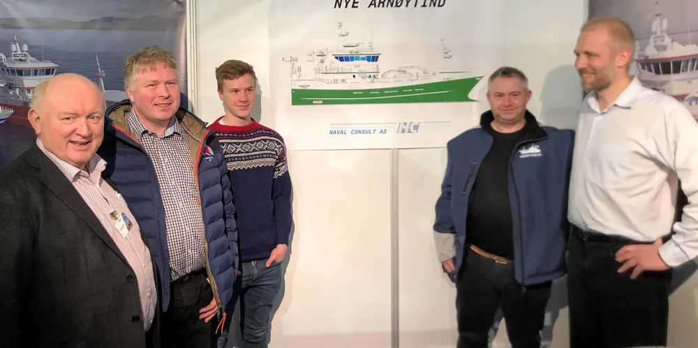 Andreas Kongsvik i Naval Consult (t.v.), Svein Roger Bakken, Martin Bakken, Kjell-Roger Bakken og Erlend Hagen i Naval Consult fra da de viste frem nye «Arnøytind» under fjorårets Lofotfishing.