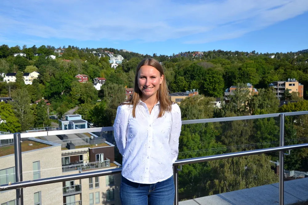 – Du er med å å gjøre en viktig jobb i samfunnet, og du er i en bransje hvor det skjer mye fremover. Samtidig liker jeg å være aktiv, og det å da kunne dra ut på prosjekter og se dem helt fra planleggingfasen til det står ferdig det liker jeg veldig godt, sier Ingvild Wollebek i Elvia.