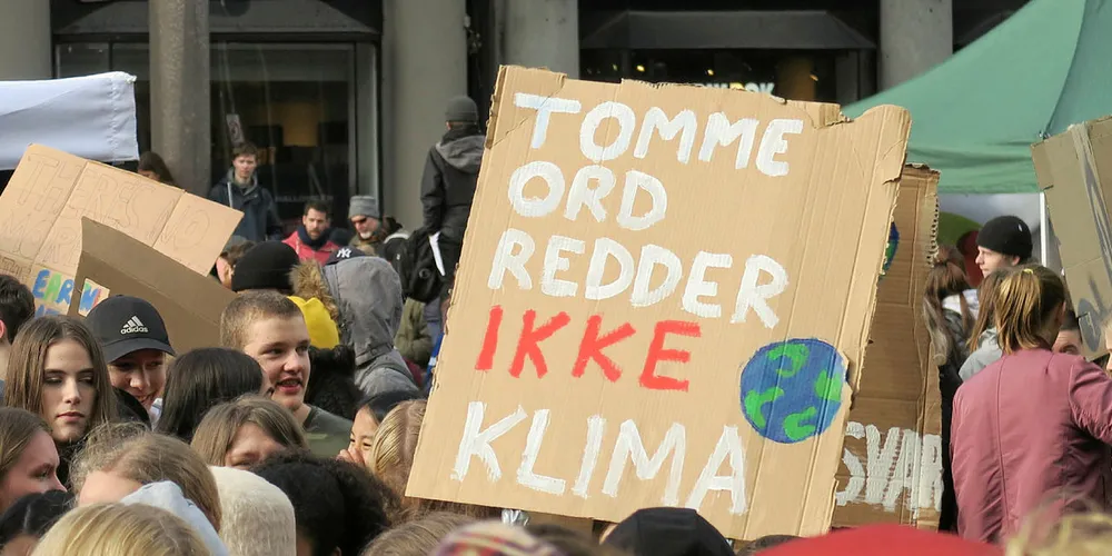AKSJONERER: Her et glimt fra skoleelevenes demonstrasjon for klima i Bergen tidligere i vår. Nå samler de unge seg igjen og oppfordrer alle til å delta i et høyt og rungende brøl mot klimaendringene verden står overfor.