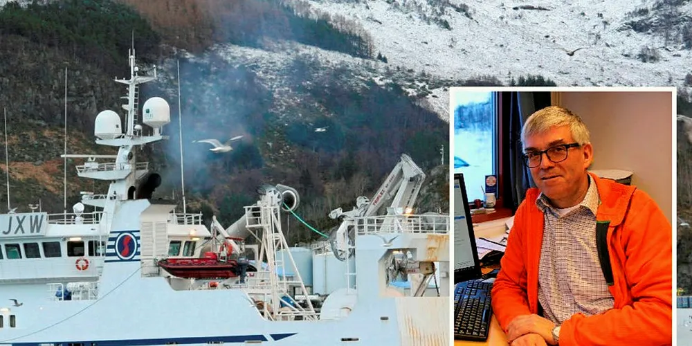 FRAKTER DØDFISK: «Selvåg Senior» fra Halsna i Meløy jobber med å få unna dødfisk hos Ballangen Sjøfarm som er rammet av algeangrepet.