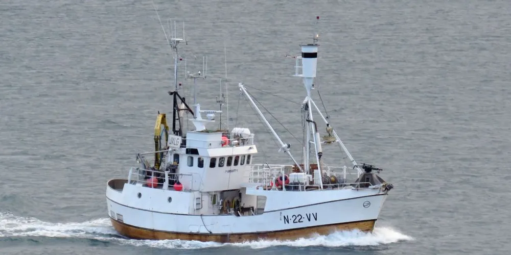 Hvalbåten «Uregutt» er her på vei nordover etter at sesongstarten i Vestfjorden ga dårlig utbytte. En hval tilsvarende 1.600 kilo kjøtt ble levert ved Klo-anlegget på Myre før avreise. Foto: Jon Eirik Olsen