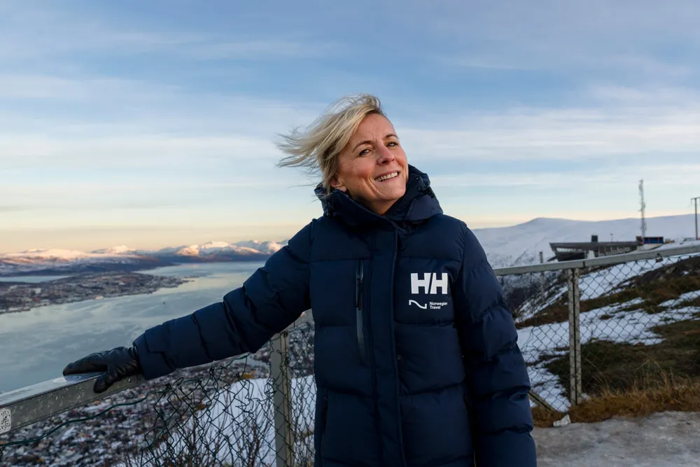 Den nye reiselivsgiganten Norwegian Travel investerer tungt i ny toppstasjonen for Fjellheisen i Tromsø. Her kommer nordlysturister for å jakte ultimate lysforhold, ifølge kommersiell direktør Lena Slåtto.