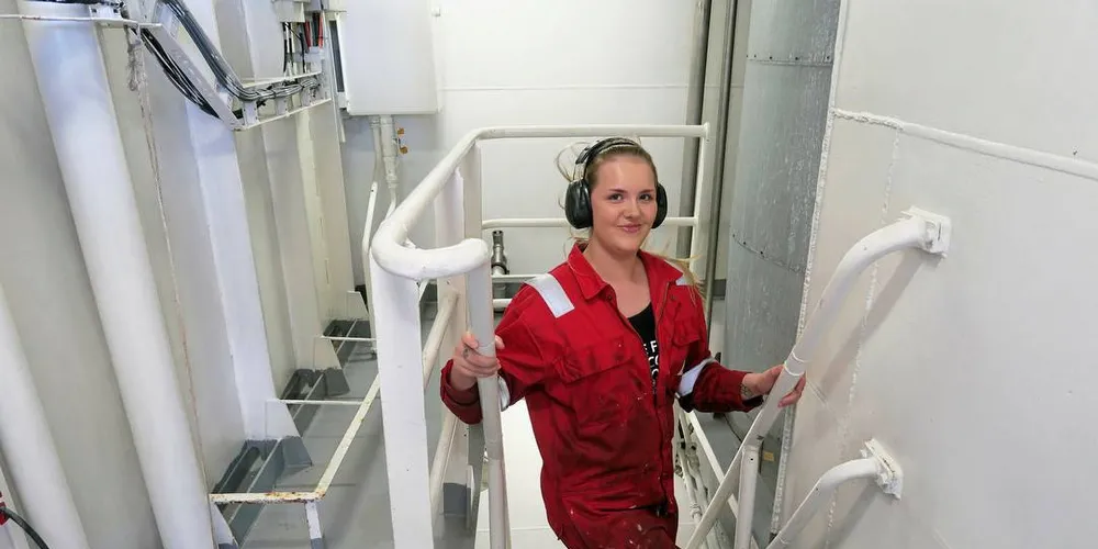LÆRLING: Celine Fatland Koløy, har nettopp begynt som maskinistlærling på «Brennholm».Foto: Kjersti Sandvik