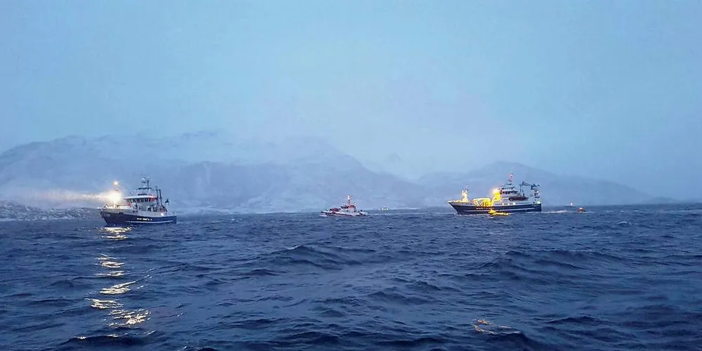 REDNING: Reder Egil Sørheim håper «Meløyfjord» er tilbake i fisket igjen så fort som mulig. Her blir båten trukket av grunn av redningsskøyta «Det Norske Veritas» torsdag kveld.Foto: Eirik Olsen/Redningsselskapet