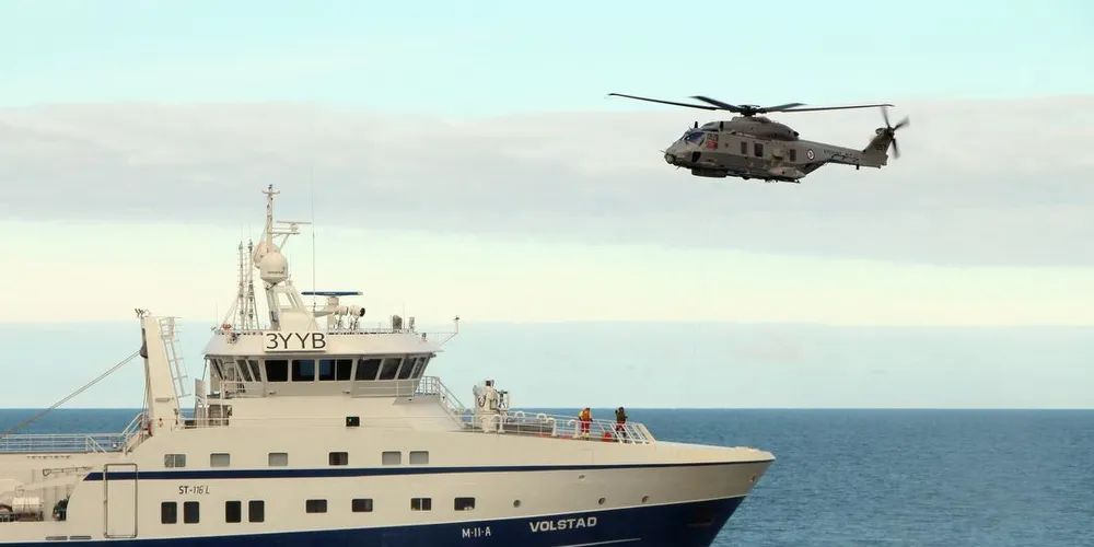 Trening med kystvakthelikopteret NH90 og tråleren "Volstad". Foto: Kystvakten/KV "Senja"