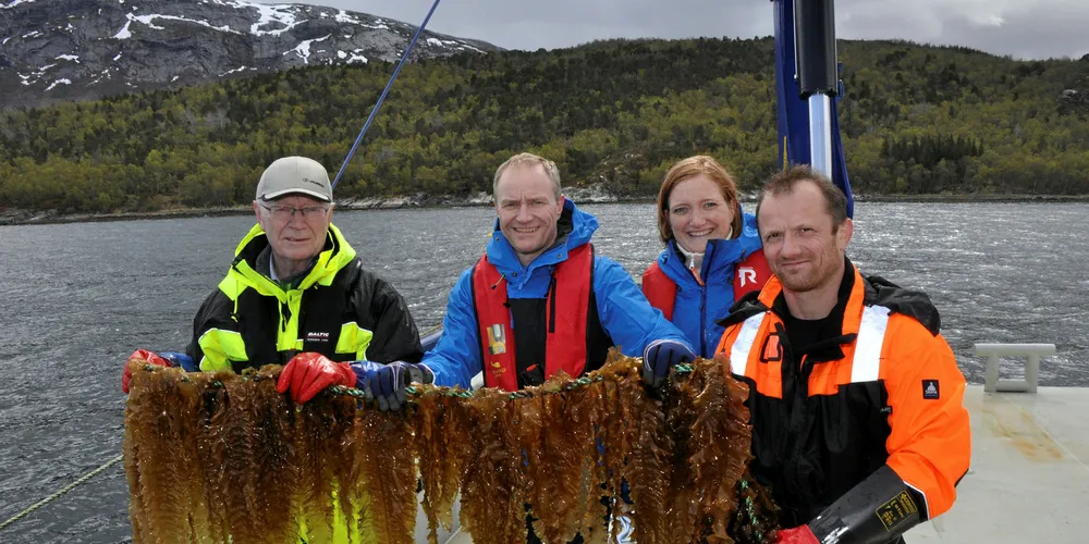 Dyrker den blå åker: Taregründer Johan Andreas Hernes (t.v.), lakseoppdretter Geir Wenberg, Bodø-ordfører Ida Pinnerød og lakseoppdretter Ørjan Wenberg.