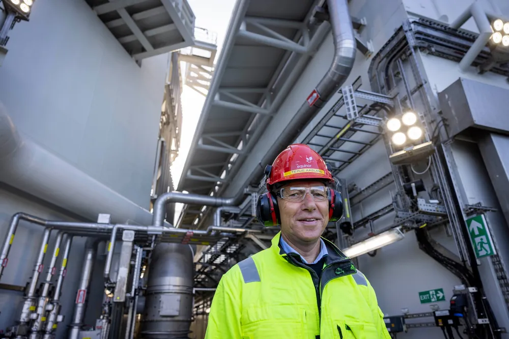 Energiminister Terje Aasland er imponert, og tar til etterretning at oljenæringen er langt unna sine mål om utslippskutt.