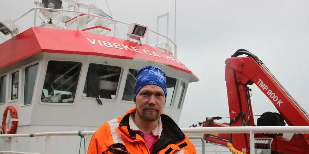 Reder og skipper Martin Solhaug er en av flere fiskere, som bidrar med å hjula i gang ved mottaket Bjørn Gjertsen AS på Fredvang. Foto: Torhild Måkestad Martinussen