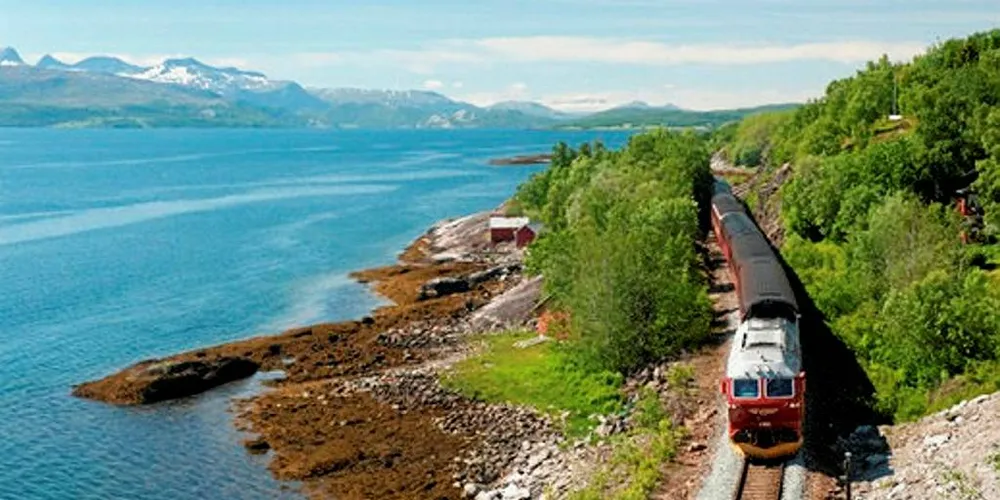 Sørgående dagtog ved Skjerstadfjorden mellom Fauske og Bodø. Foto: Bane Nor