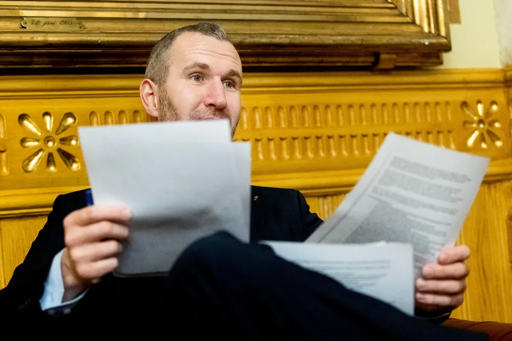 Frps energipolitiker Marius Arion Nilsen har gått på en smell i Stortinget. Ingen partier støtter hans forslag om å utrede vannkraft-skatter, heller ikke Høyre som er Frps nærmeste partner.