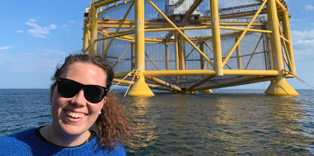 Stine Egeland ute ved havmerden Ocean Farm.