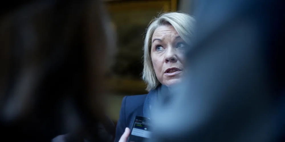 Mye tyder på at næringsminister Monica Mæland vil bli presset til å innføre strengere regler for hva statsansatte kan eie av aksjer. Det er på sin plass, mener FiskeribladetFiskaren på lederplass. Foto: Ida von Hanno Bast, DN