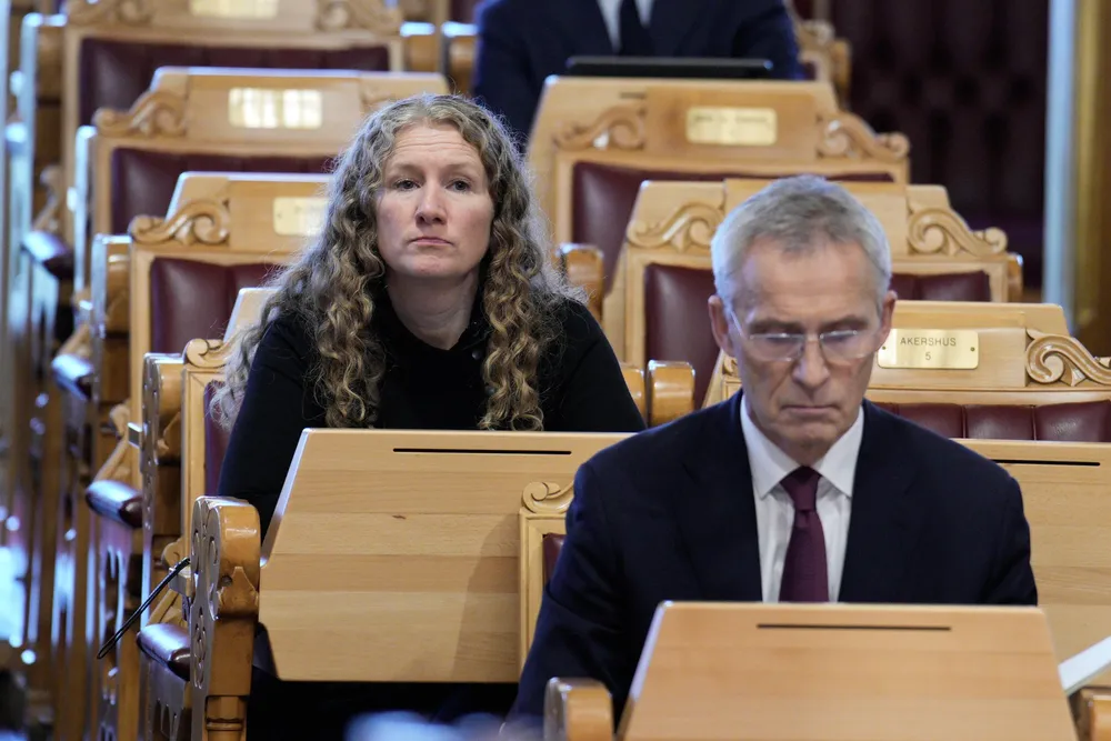 Arbeiderpartiets Tuva Moflag, her med finansminister Jens Stoltenberg (Ap), skal lede forhandlingene om statsbudsjettet med de andre tuttifrutti-partiene.