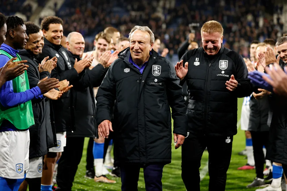 Neil Warnock (74) overtok Huddersfield i den nest øverste divisjonen i mars da de lå desidert sist. Ved sesongslutt var klubben ni poeng over nedrykksstreken.
