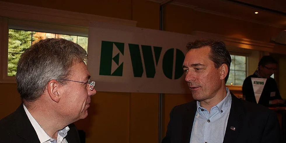 Høyres stortingsrepresentant Frank Bakke Jensen (t.h) lovte avdelingsdirektør Ynge Torgersen i Fiskeri- og kystdepartementet flere arbeidsoppgaver om Høyre kommer til makten etter valget i høst. Foto: Nils Torsvik