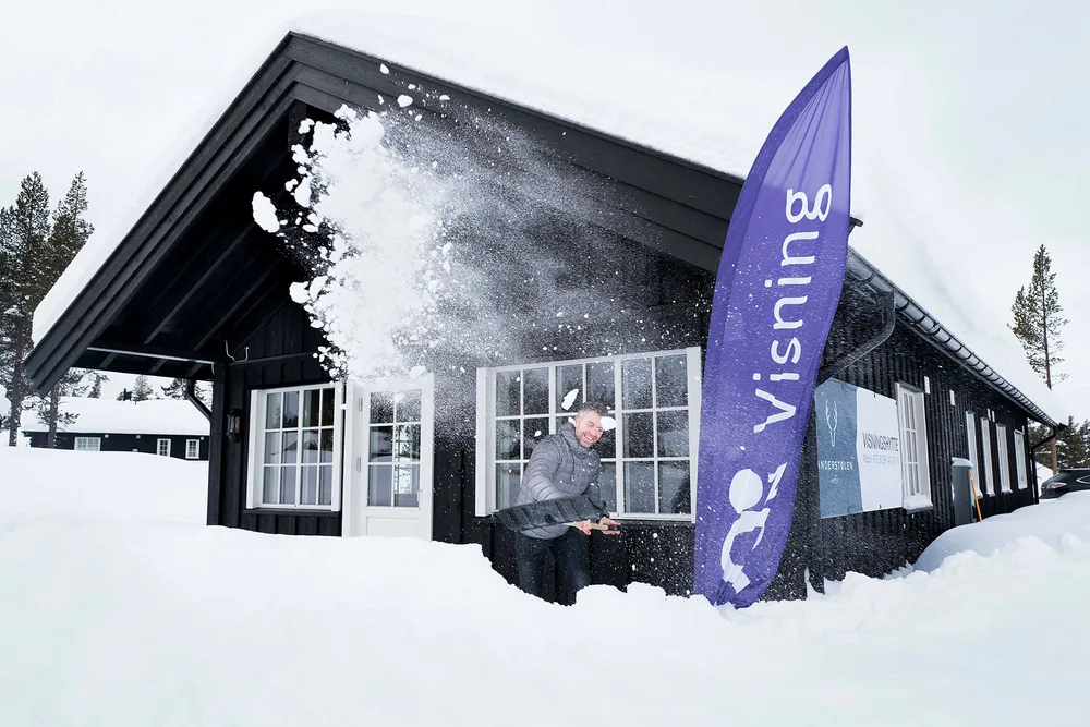 – Nå nærmer vi oss 100 solgte hytter og har fått godkjent regulering av nesten 200 hytter til. Dermed har vi gått løs på grend nummer tre, sier prosjektutvikler André Nilsen i Frost Utvikling som selger nøkkelferdige hytter ved Sanderstølen Hotell på Golsfjellet. Store snømengder har bare økt interessen for hytte på fjellet. Foto: Fredrik Solstad