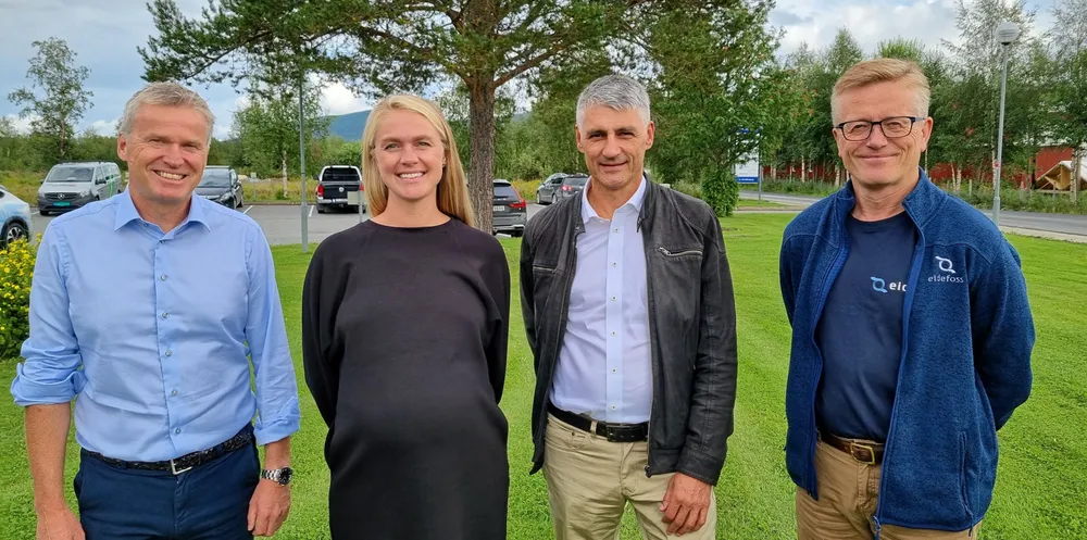 Partene utenfor NØKs hovedkontor på Tynset hvor signeringen fant sted. Fra venstre; konsernsjef NØK Ivar Müller Often, daglig leder Innlandet Fornybar AS Cecilie Arnemo Åsmul, konsernsjef GEH Per Oluf Solbraa og konsernsjef Eidefoss Hans Kolden.