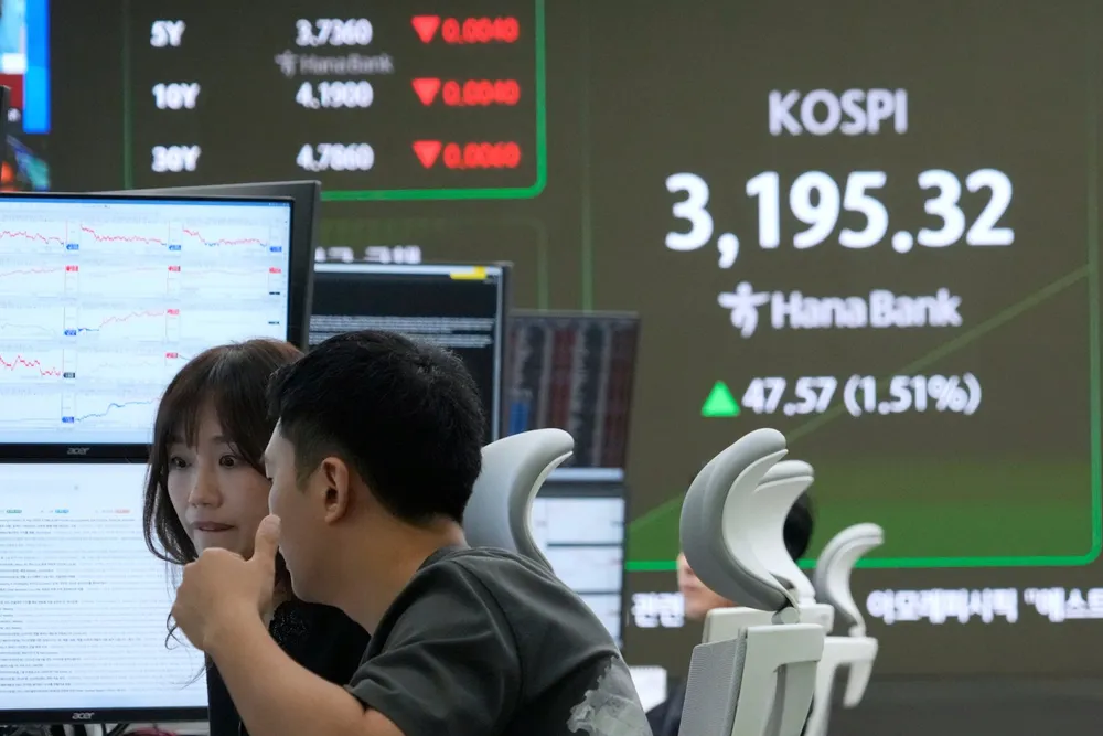 Det er en bred oppgang ved Asia-børsene. Kospi-indeksen ved Seoul-børsen var over 1,5 prosent høyere tirsdag formiddag. Nok en dag er det utenlandske finansinstitusjonelle investorer som flokker til børsen. Her fra Hana Banks hovedkontor, hvor tradere følger med etter at Kospi-indeksen har steget med 33 prosent i 2025.