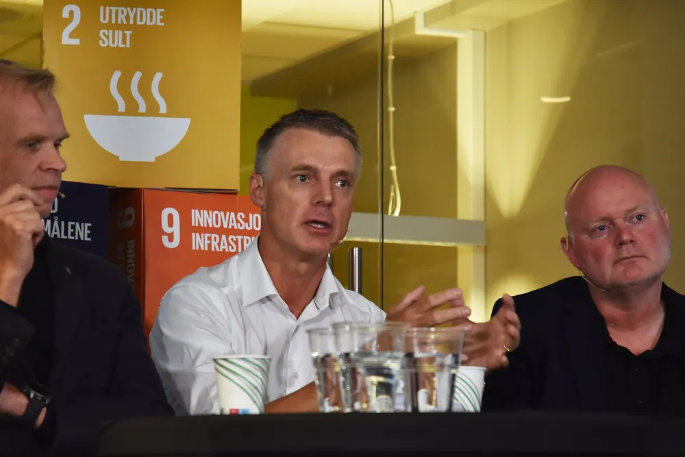 Kjetil Lund foreleser om norsk konsesjonshistorie, flankert av Yara-sjef Svein Tore Holsether og Are Tomasgard fra LO under Arendalsuka 2025.